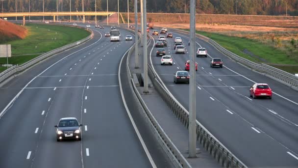 San Petersburgo, RUSIA-16 de septiembre de 2014, tráfico de vehículos de motor en la carretera de circunvalación. 4K — Vídeos de Stock