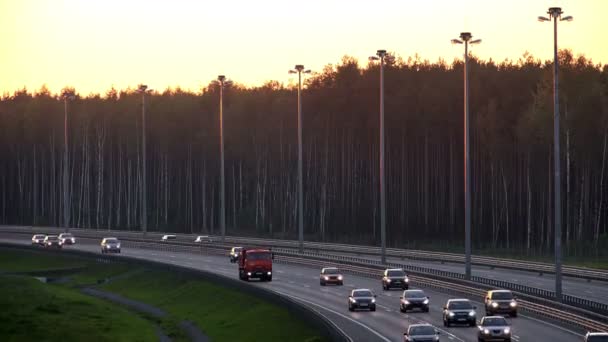 St. petersburg, russland-september 16, 2014, fahrzeugverkehr auf der ringstraße außerhalb. 4k — Stockvideo