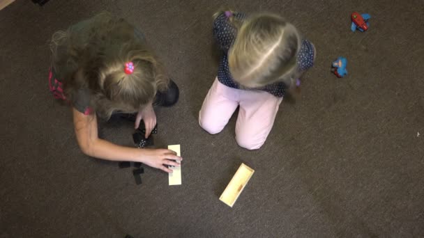 I bambini sulla casa di pila di sottofondo di domino — Video Stock