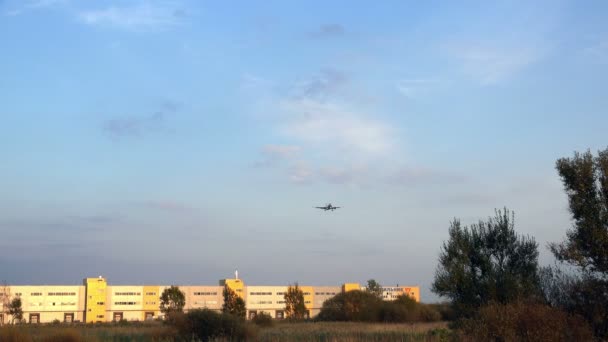 Saint-Pétersbourg, RUSSIE-22 septembre 2014, avion survolant la maison dans le ciel dégagé — Video