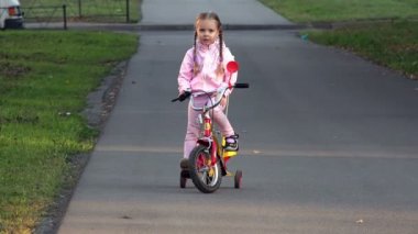 Çocuk dört tekerlekli bisiklet 4 k alır