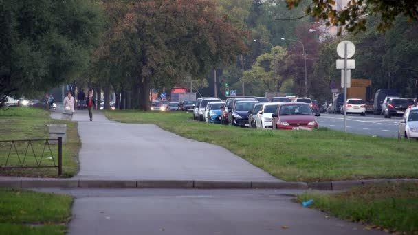 St. Petersburg, Rusko-září 28, 2014, lidé jdou na městskou zpevněné chodníku podél silnice — Stock video