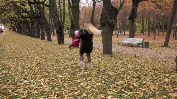 Mamá hija gira sol sosteniendo sus manos — Vídeos de Stock