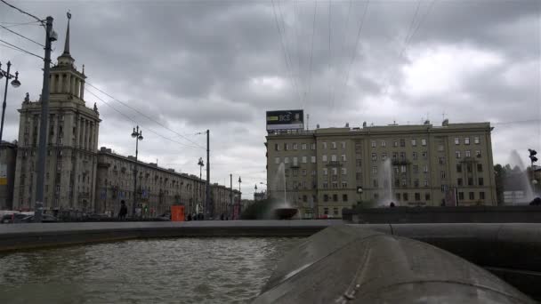 ST PETERSBURG, RUSIA-11 de octubre de 2014, edificio de arquitectura antigua con vallas publicitarias a lo largo de autopistas — Vídeos de Stock