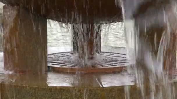 Il flusso di acqua dalla fontana viene scaricato nel pozzetto — Video Stock