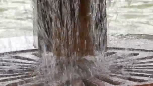 Afvoer water fontein granieten stenen in de afvoer — Stockvideo