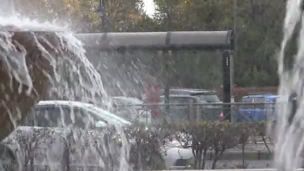 ST PETERSBURG, RUSIA-11 de octubre de 2014, una chica solitaria parada en la parada de autobús esperando el transporte urbano — Vídeo de stock