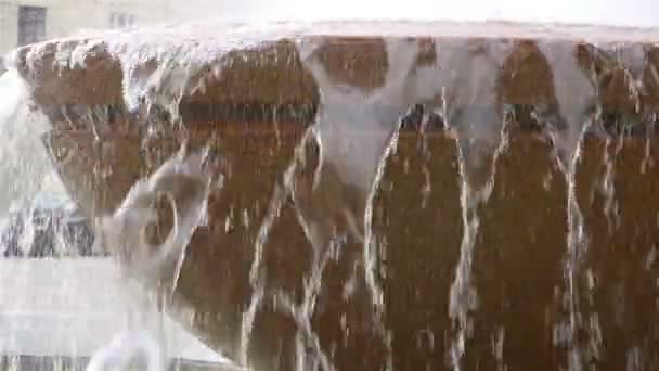 ST PETERSBURG, RUSIA-11 de octubre de 2014, fuente viva de agua lyuet chashy — Vídeos de Stock
