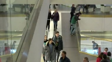 St Petersburg, Rusya Federasyonu-Ekim 25, 2014, alışveriş Galerisi alışveriş, insanlar alışveriş aramak için alışveriş merkezi kat