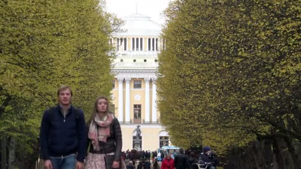 ST PETERSBURG, Pavlovsk city, RUSSIA-October 11, 2014, young couple walking in the park on the background of architectural structure — стоковое видео