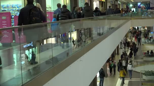 ST PETERSBURG, RÚSSIA-25 de outubro de 2014, shopping center Gallery, pessoas andando no complexo comercial e de entretenimento GALERIA — Vídeo de Stock