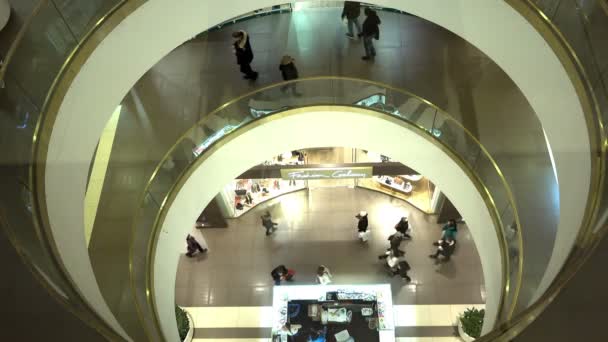 ST PETERSBURG, RUSIA-25 de octubre de 2014, centro comercial Galería, la gente se muda a diferentes plantas del complejo comercial — Vídeo de stock