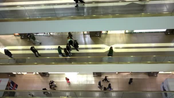 ST PETERSBURG, RÚSSIA-Outubro 25, 2014, shopping center Galeria, compradores e clientes estão se movendo no chão para novas compras — Vídeo de Stock