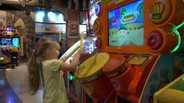 St Petersburg, Rusya Federasyonu-Ekim 26, 2014, çocuk darbelere ikramiye ve Puan slot makinesidir