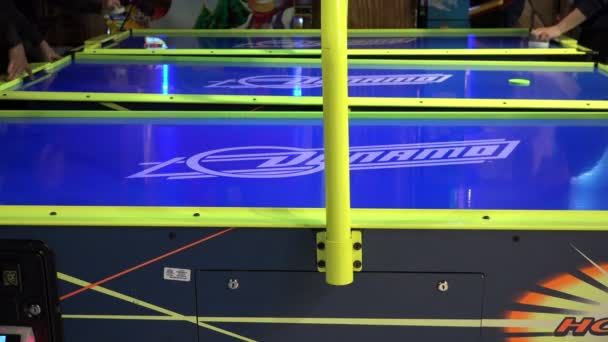 Sint-Petersburg, Rusland-oktober 26, 2014, air hockey spel in het winkelcentrum — Stockvideo