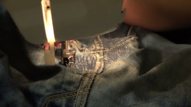 Jeans costura na máquina de costura — Vídeo de Stock