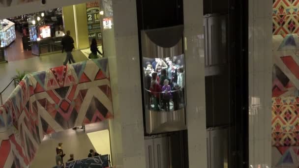 ST PETERSBURG, RÚSSIA-26 de outubro de 2014, movimento do elevador no chão do shopping para transportar pessoas — Vídeo de Stock