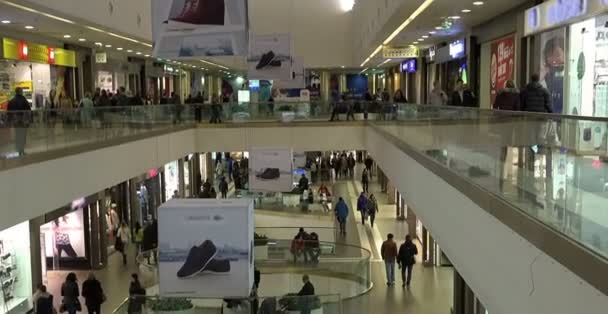 ST PETERSBURG, RUSIA-26 de octubre de 2014, Compradores de viajes multinivel en el complejo comercial y de entretenimiento — Vídeo de stock