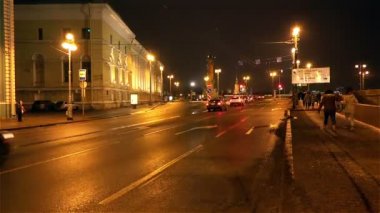 Saint-Petersburg, Rusya Federasyonu-22 Kasım 2014, kavşak okları Visileostrovskogo Adaları, geceleri araçlar seyahat
