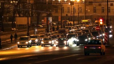 Saint-Petersburg, Rusya Federasyonu-22 Kasım 2014, toplu taşıma geceleri kentsel yollar metropol biniyor