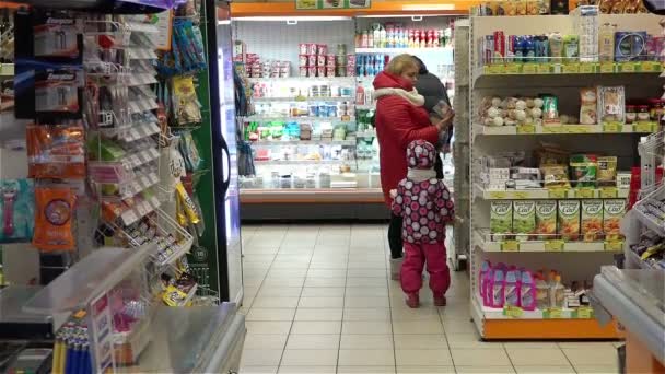 SAINT-PETERSBURG, RUSIA-02 de noviembre de 2014, la gente elige alimentos en los estantes de la tienda — Vídeo de stock