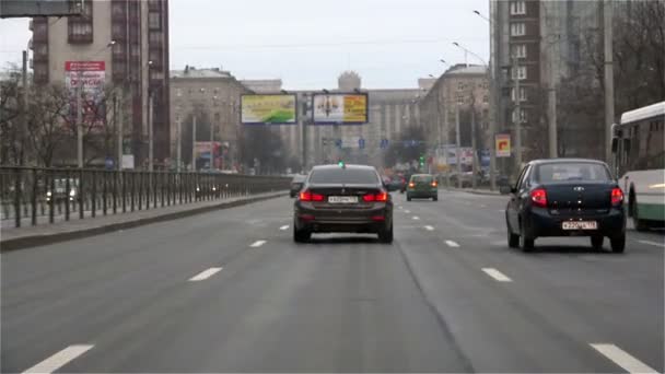 Saint-Petersburg, Federacja Rosyjska-02 listopada 2014, ruch kołowy w ciągu dnia na Leninsky Prospekt — Wideo stockowe