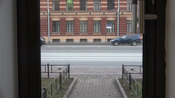 サンクトペテルブルク、ロシア-2014 年 11 月 2 日、オフィスのガラスのドアの後ろに車両交通 — ストック動画