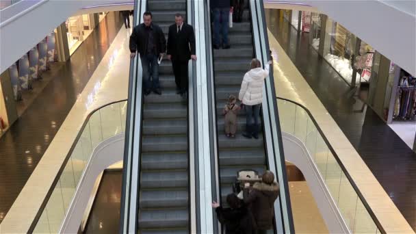 SAINT-PETERSBURG, RUSIA-22 de noviembre de 2014, Baltic Pearl, Observación de compradores desde la altura del último piso en la escalera mecánica — Vídeo de stock