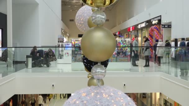 SAINT-PETERSBURG, RUSIA-22 de noviembre de 2014, Baltic Pearl, centro comercial decorado en la víspera de las vacaciones de Año Nuevo — Vídeos de Stock