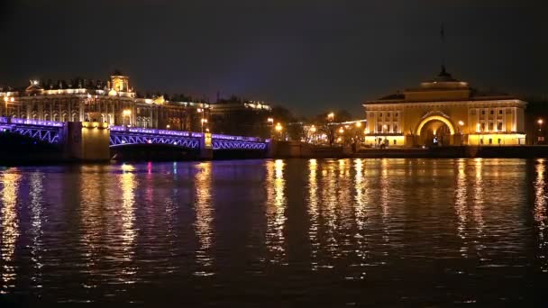 SAINT-PETERSBURG, RUSIA-22 de noviembre de 2014, Almirantazgo de la ciudad en el terraplén del río Neva — Vídeo de stock