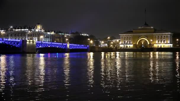 Sankt-Petersburg, Ryssland-22 November, 2014, Palace bron över floden Neva med utsikt över amiralitetet — Stockvideo