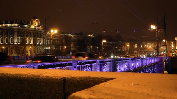 Saint-petersburg, russland-november 22, 2014, die fahrbahn palastbrücke mit blick auf die architektur des winterpalastes — Stockvideo