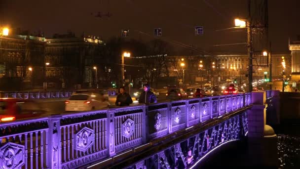 Saint-Petersburg, Oroszország-November 22-én, 2014, a ritmus az élet a palota hídon éjjel, a város központjában — Stock videók