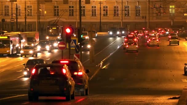 САНТ-ПЕТЕРСБУРГ, РОССИЯ - 22 ноября 2014 года, транспортная развязка на Дворцовой площади в центре города ночью — стоковое видео