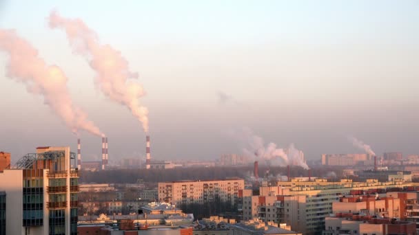 Sledujte ledoborec loď kotví na nábřeží řeky Něvy — Stock video