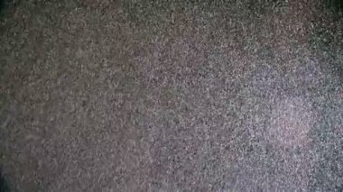 Beyaz kar gece gökyüzü siyahtan yere düşüyor.
