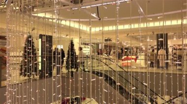 Saint-Petersburg, Rusya Federasyonu-6 Aralık 2014, insanlar yürüyen merdiven Stockmann St. Petersburg alışveriş merkezinde en üst kata gidin