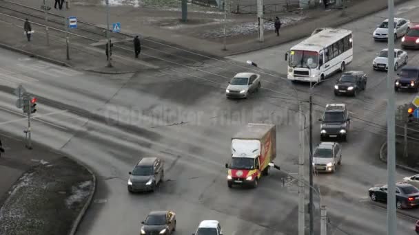 SAINT-PETERSBURG, RUSSIE-29 novembre 2014, Saint-Pétersbourg, camions et voitures à une intersection avec la perspective de grèves — Video