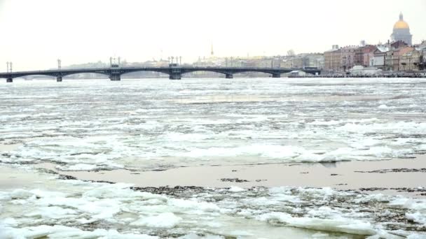 Sankt-Petersburg, Ryssland-30 November, 2014, jaga av isen vid floden Neva — Stockvideo