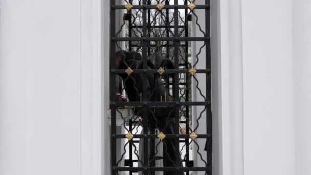 SAINT-PETERSBURG, RUSSIA-November 30, 2014,  Young couple light candles, crosses and pray in the chapel — Stock Video