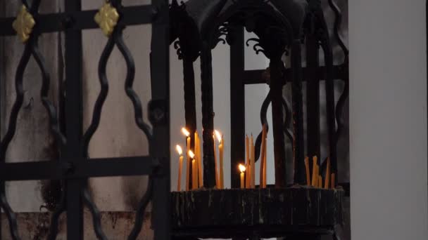 Αγία Πετρούπολη, Ρωσία-30 Νοεμβρίου 2014, το εκκλησάκι στο νεκροταφείο για κεριά και προσευχές — Αρχείο Βίντεο