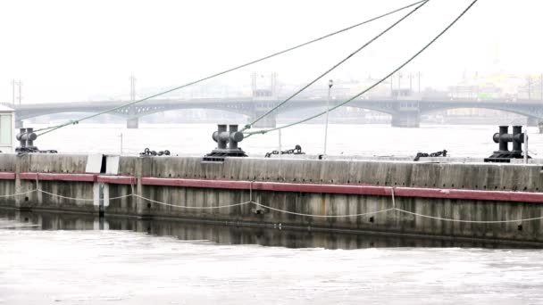 СЕНТ-ПЕТЕРСБУРГ, РОССИЯ - 30 ноября 2014 года, закладка камня для швартовки судна на реке Неве в Санкт-Петербурге. — стоковое видео
