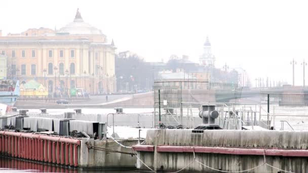 Sankt-Petersburg, Ryssland-30 November, 2014, inspektion av fartyget isbrytaren på kajen vid floden Neva — Stockvideo