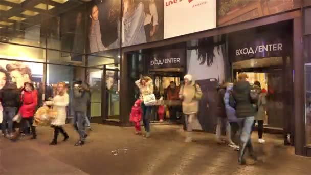 SAINT-PETERSBURG, RÚSSIA - 6 de dezembro de 2014, passando pelo grupo de frente das pessoas no shopping — Vídeo de Stock