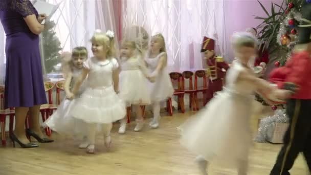 SAINT-PETERSBURG, RUSSIA-December 26, 2014, boys and girls in kindergarten show performance on New Year 's celebration — стоковое видео