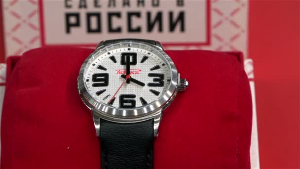 サンクトペテルブルク、ロシア-2014 年 12 月 29 日、「ロケット」時計生産ための古い工場の聖-サンクトペテルブルク、ロシア-12 月 29, 2014年クォーツ腕時計「ロケット」クローズ アップ — ストック動画