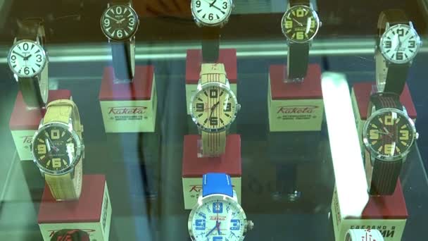SAINT-PETERSBURG, RUSIA-29 de diciembre de 2014, la antigua fábrica para la producción de relojes "The Rocket", SAINT-PETERSBURG, RUSIA, Museo exhibe relojes producidos en diferentes estilos — Vídeo de stock