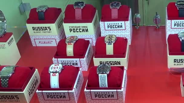 SAINT-PETERSBURG, RUSSIA-29 dicembre 2014, la vecchia fabbrica per la produzione di orologi "The Rocket", Varietà di ore prodotte dal marchio russo Rocket presso la fabbrica di funiture Museo — Video Stock