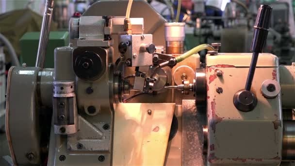SAINT-PETERSBURG, RÚSSIA-29 de dezembro de 2014, Torno de trabalho ao virar peças na fábrica de relógios existente. Torque 50 FPS — Vídeo de Stock