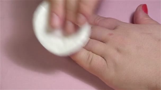 Специалист по маникюру вытирает ногти ватной палочкой до конца работы — стоковое видео